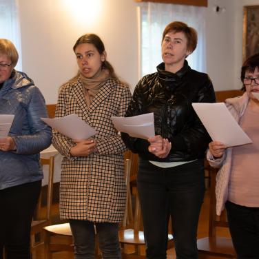 Praeičiai garbi daina toliau keliauja per Alytaus rajoną ir į liaudies dainų choro būrį sukviečia vis daugiau dalyvių.