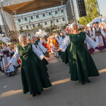 Kultūra suvienija: Alytaus rajone vyko tarptautinis liaudies šokių festivalis „Tautų kultūros medis“