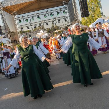 Kultūra suvienija: Alytaus rajone vyko tarptautinis liaudies šokių festivalis „Tautų kultūros medis“